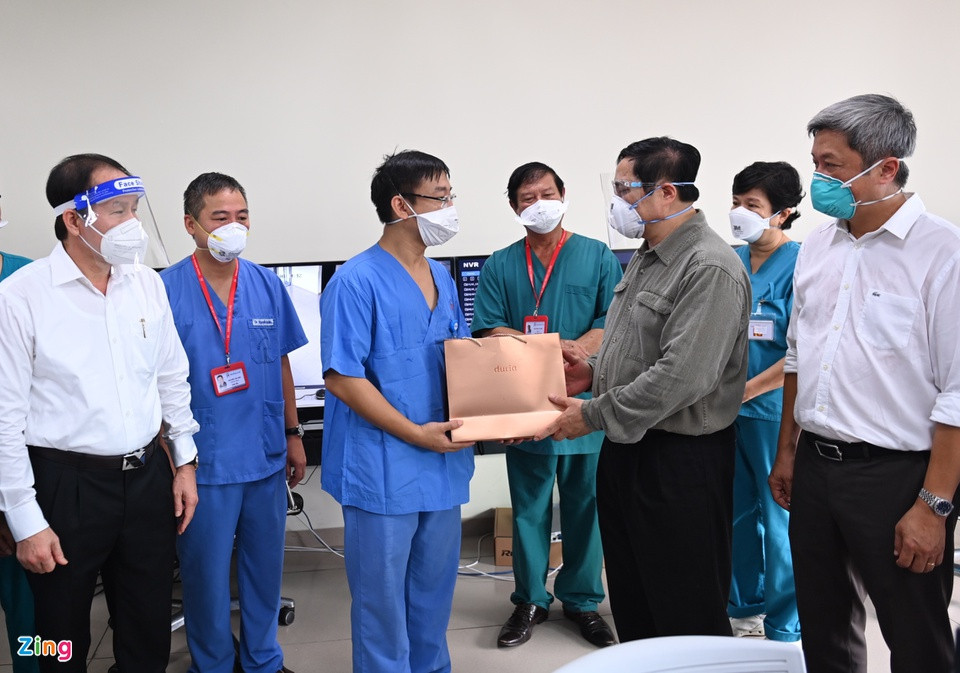 br/> Thủ tướng gửi một phần quà nhỏ để động viên các y bác sĩ, nhân viên y tế, tình nguyện viên tại bệnh viện. Thủ tướng cảm ơn tinh thần không bỏ cuộc của các nhân viên y tế và chúc mọi người luôn giữ gìn sức khỏe.