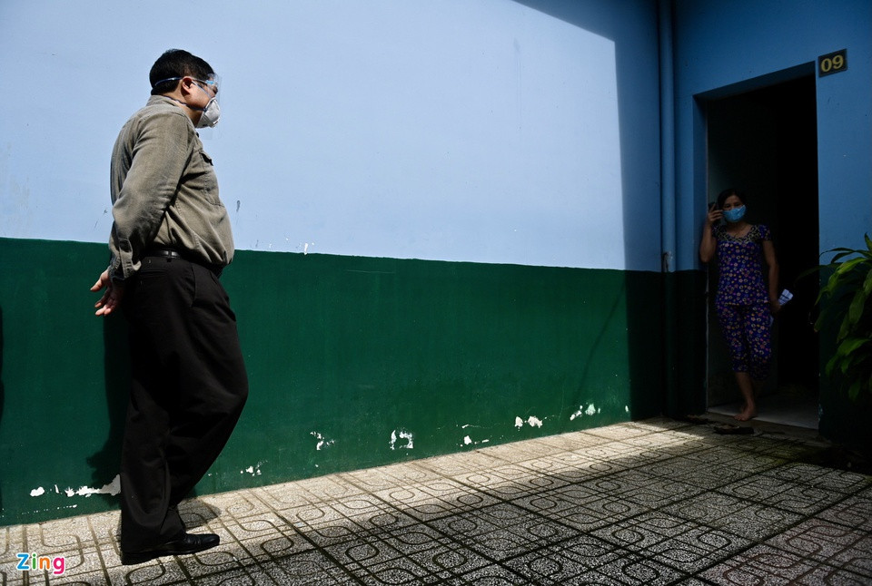 br/> Đoàn kiểm tra tiếp tục đến một khu dân cư ở phường Bình Chuẩn, TP Thuận An. Như chuyến kiểm tra tại TP.HCM, Thủ tướng tiếp tục kiểm tra khả năng đáp ứng của các đường dây nóng về an sinh, y tế của địa phương.