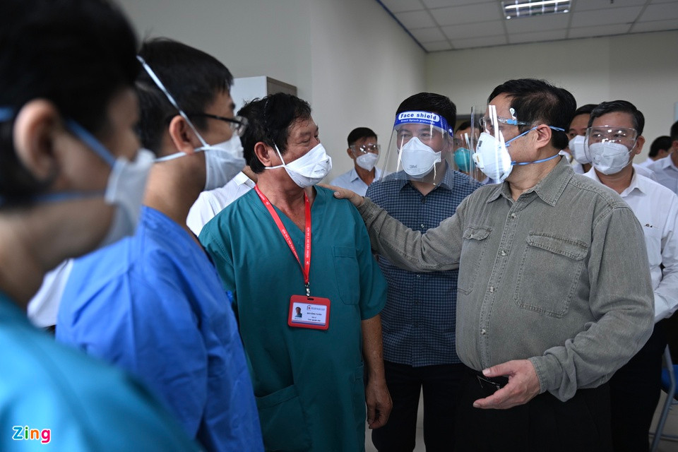 br/> Thăm hỏi, động viên y bác sĩ, tình nguyện viên, nhân viên tuyến đầu tại đây, Thủ tướng Phạm Minh Chính nhấn mạnh tinh thần "vừa chữa Covid-19, vừa chữa bệnh thông thường". Bên cạnh đó, ông nhận định phải làm sao chặn dịch từ sớm, từ xa, ngay từ cơ sở, hạn chế F0 chuyển nặng để giảm tải cho tuyến trên.