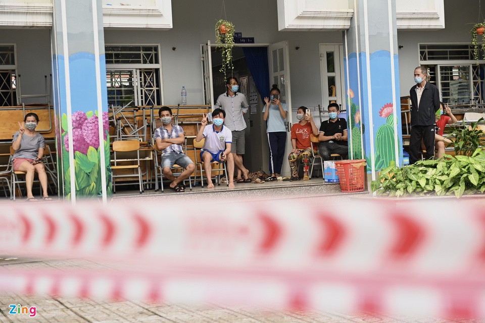 br/> Điểm đến thứ hai của Thủ tướng là cơ sở cách ly tập trung tại trường Tiểu học Bình Thuận (TP Thuận An). Số ca nhiễm ở Bình Dương ngày càng tăng nhanh nên ngành y tế phải liên tục mở rộng cơ sở cách ly, điều trị F0.