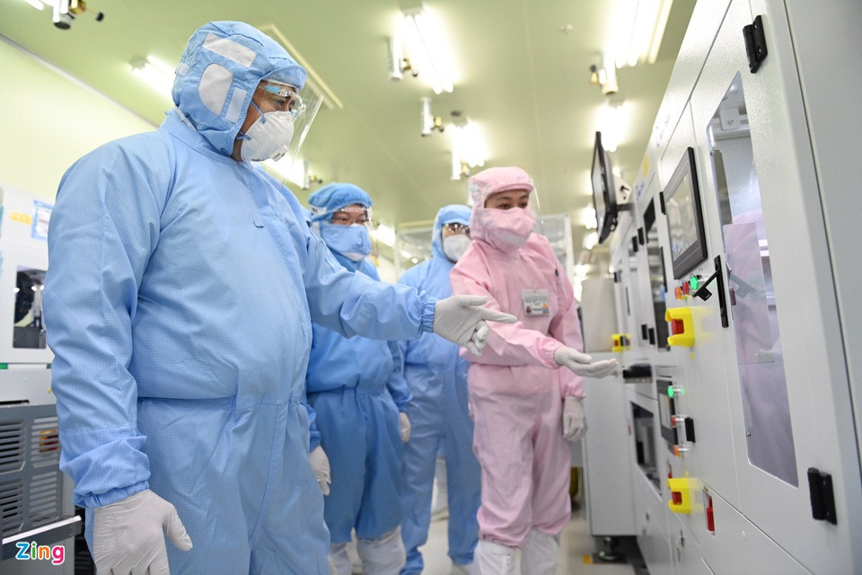 br/> Điểm đến thứ 6 trong chuyến kiểm tra của Thủ tướng là Công ty Sài Gòn STEC (Khu công nghiệp VSIP2, phường Hòa Phú, TP Thủ Dầu Một). Ông trực tiếp kiểm tra nhà máy, dây chuyền sản xuất thiết bị điện tử của doanh nghiệp.