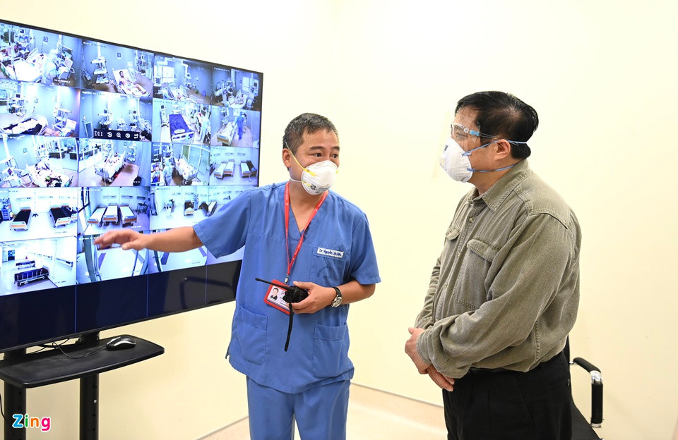 br/> Điểm đến đầu tiên của Thủ tướng là Bệnh viện Đa khoa Quốc tế Becamex (TP Thuận An). Tại đây, ông được PGS.TS.BS Nguyễn Lân Hiếu (Giám đốc Bệnh viện Đại học Y Hà Nội, người được Bộ Y tế cử vào hỗ trợ Bình Dương chống dịch) giới thiệu về quy trình phòng, chống dịch tại đơn vị này.