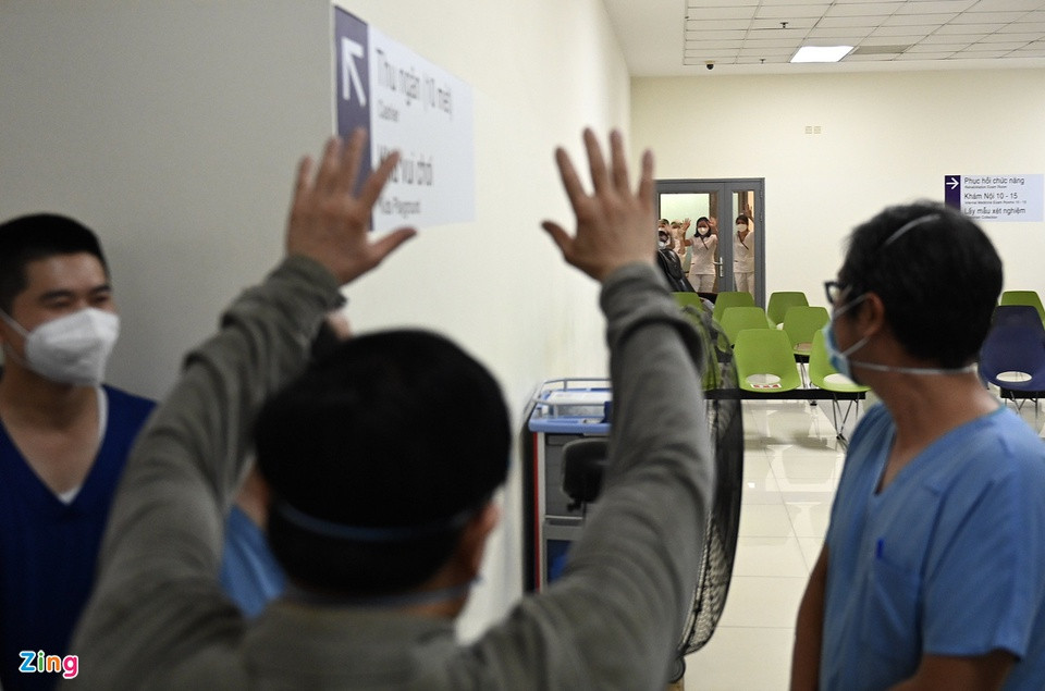 br/> Trước khi rời bệnh viện dã chiến, Thủ tướng Phạm Minh Chính hỏi thăm các y bác sĩ, nhân viên y tế, tình nguyện viên mà ông gặp tại bệnh viện. Lãnh đạo Chính phủ động viên lực lượng tuyến đầu nỗ lực hết mình để sớm vượt qua giai đoạn khó khăn.