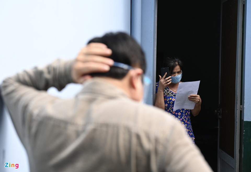 br/> Ông đề nghị người dân gọi vào các số điện thoại địa phương cung cấp, yêu cầu hỗ trợ y tế và gói an sinh. Người dân gọi tới lần thứ 4 mới có người nhấc máy. Sau khi lực lượng y tế tiếp nhận thông tin, Thủ tướng chờ nhân viên y tế đến.