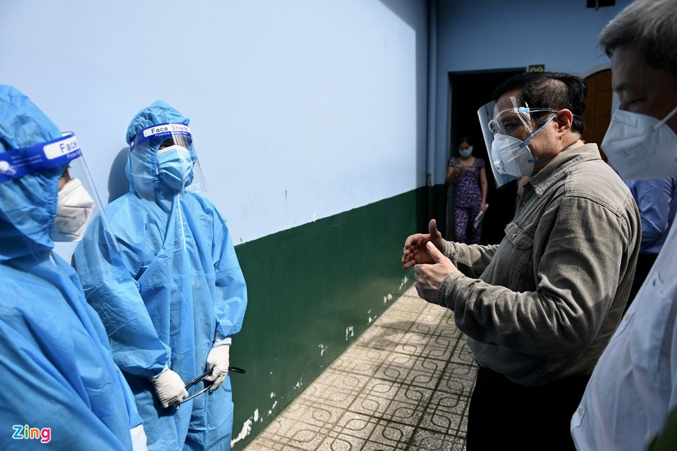 br/> Khoảng 10 phút sau cuộc gọi, 2 nhân viên y tế có mặt tại khu trọ cùng túi thuốc. Thủ tướng giải thích rằng ông muốn kiểm tra hệ thống y tế phường, xã có nhanh không. Ông nhấn mạnh Chính phủ muốn tăng khả năng đáp ứng y tế từ cấp cơ sở.