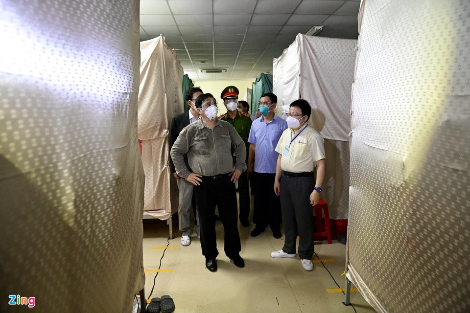 br/> Thủ tướng kiểm tra khu ăn ở theo mô hình "3 tại chỗ" với 2.000 giường cho công nhân của công ty. Lãnh đạo công ty đề xuất tỉnh ưu tiên vaccine cho toàn bộ nhân viên. Thủ tướng lập tức đề nghị lãnh đạo Bình Dương phân bổ vaccine cho khu công nghiệp.