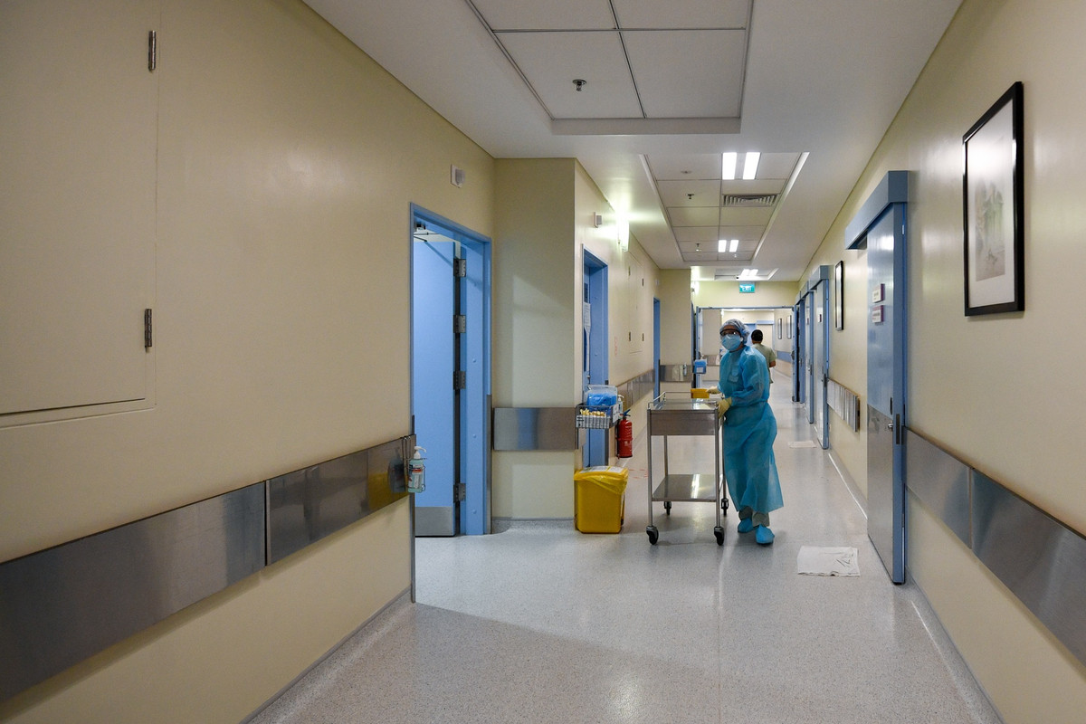 Bà Phạm Thị Thanh Mai, Giám đốc điều hành Bệnh viện FV, cho biết bệnh viện đã huy động toàn bộ nhân sự của khoa Kiểm soát nhiễm khuẩn và cải tạo giường nội trú tầng 4 để thiết lập khu điều trị bệnh nhân COVID-19 diễn biến nặng.