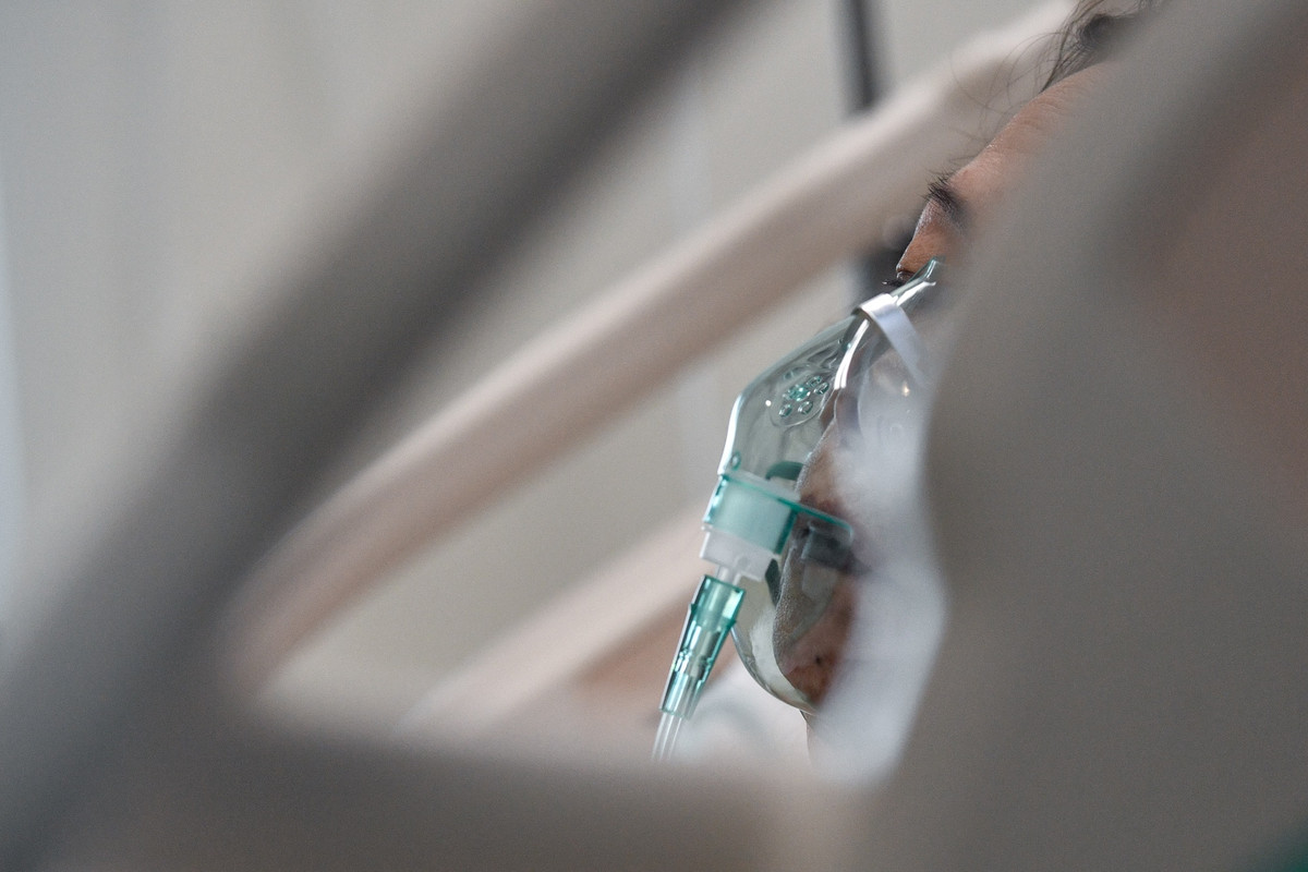 Hiện tại, bệnh viện có công suất 65 giường điều trị COVID-19, trong đó có 5 giường hồi sức tích cực với các máy thở oxy dòng cao HFNC.