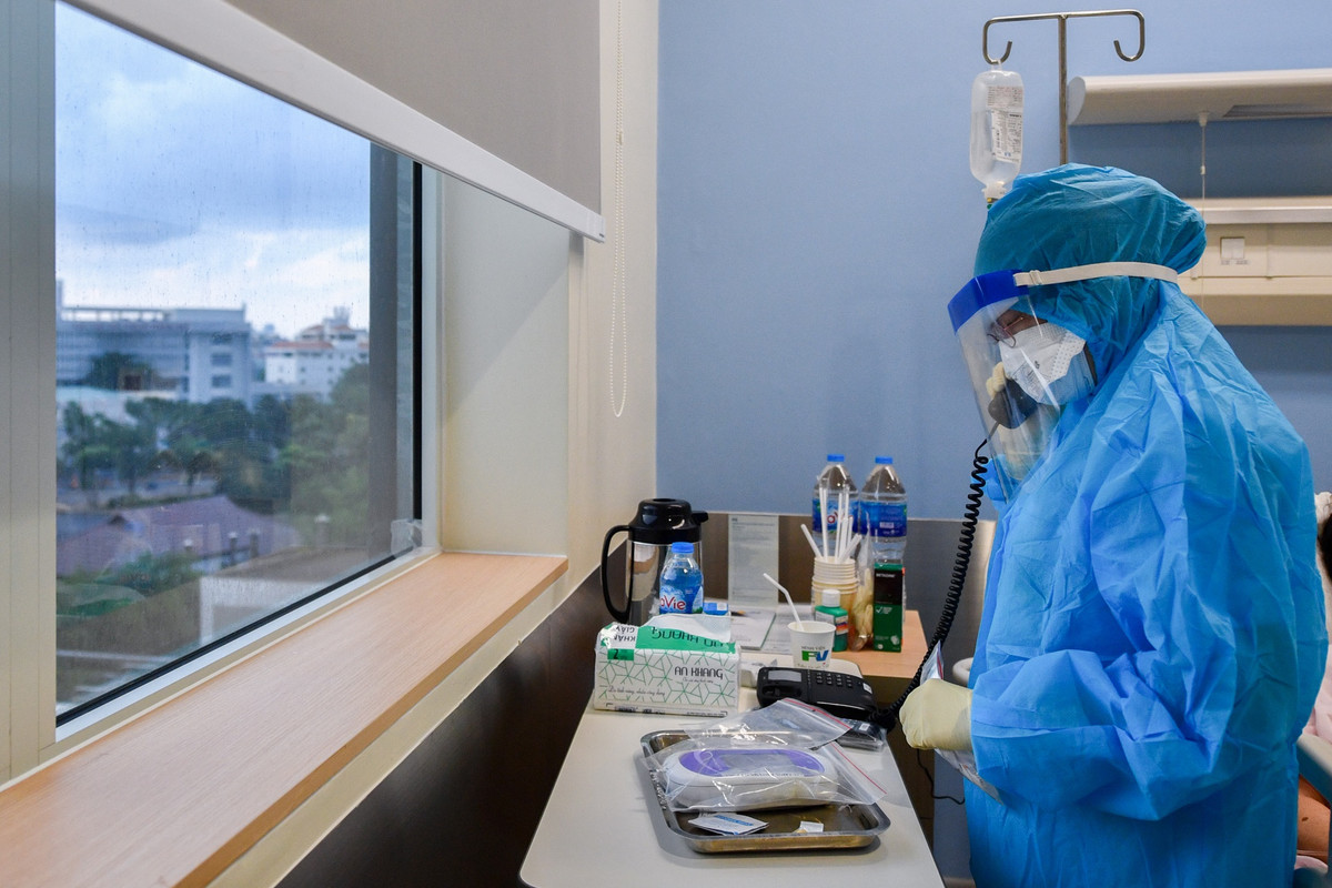 Điều dưỡng Lâm Thị Bạch Nhạn thông báo tình trạng bệnh nhân ra bên ngoài bằng điện thoại nội bộ. "Hầu hết bệnh nhân đều trong tình trạng rất nặng, đội ngũ nhân viên y tế phải làm cả công tác điều trị và phục vụ chăm sóc như người nhà", điều dưỡng Bạch Nhạn chia sẻ.