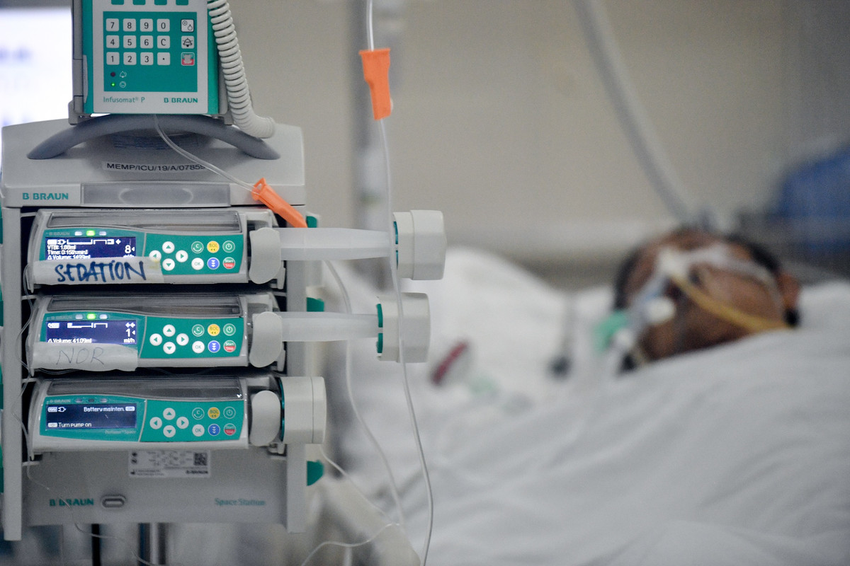 "5 bệnh nhân đang phải sử dụng máy thở tại khoa Hồi sức tích cực, tất cả đều tiến triển tốt. Một trong số họ chuẩn bị được chuyển lên phòng điều trị COVID-19 nhẹ hơn", bác sĩ Đỗ Trọng Khanh, Giám đốc Y khoa Bệnh viện FV, cho biết.