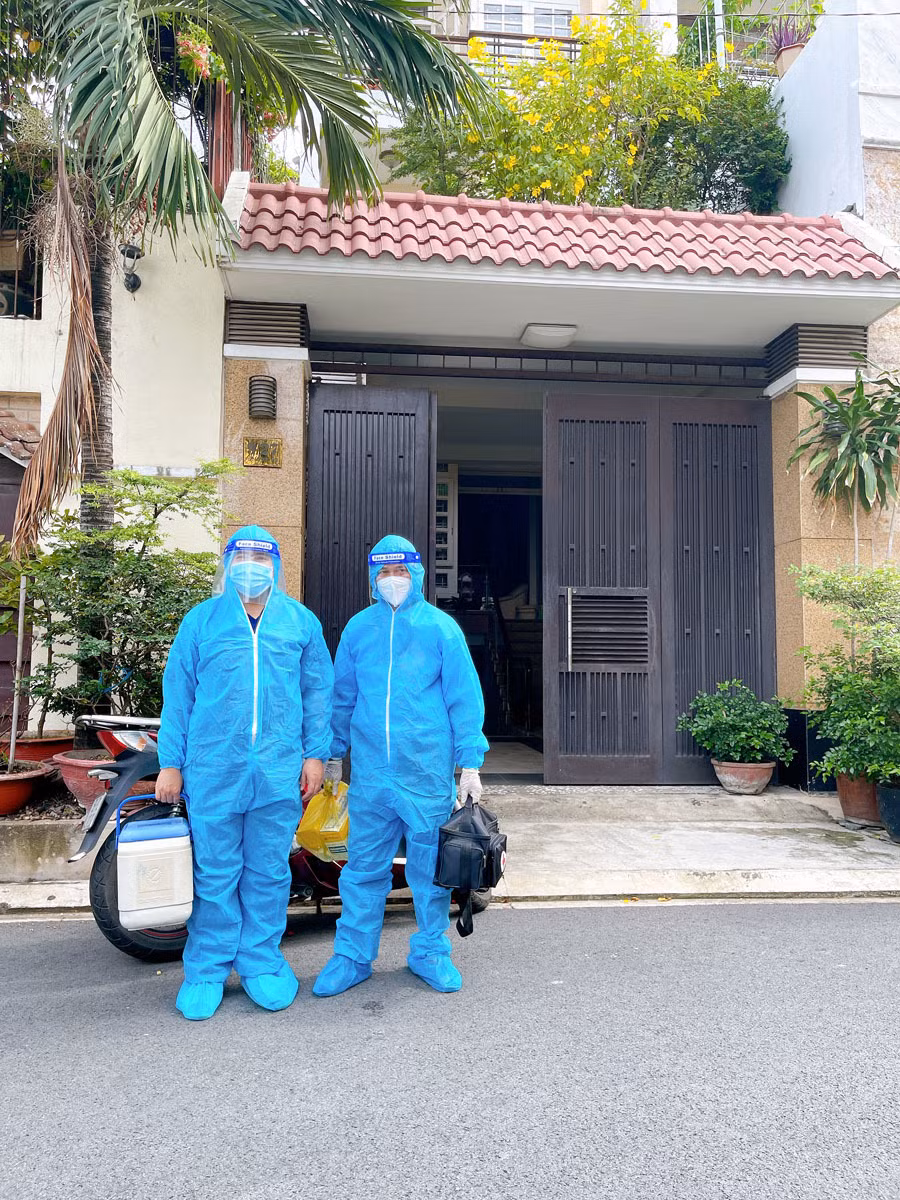 Bac si di xe may den tan nha tiem vac xin COVID-19 cho dan