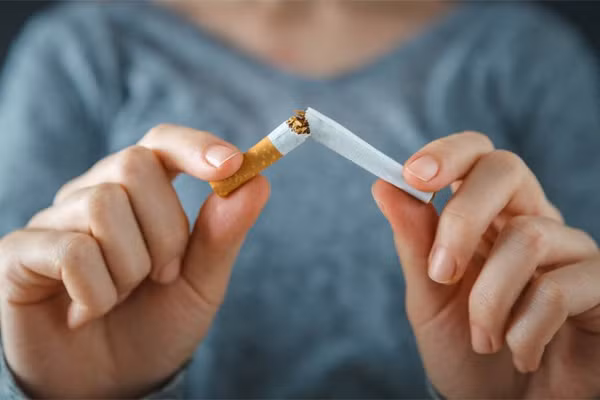 Hut thuoc la sau khi tiem vac xin COVID-19 tac hai 