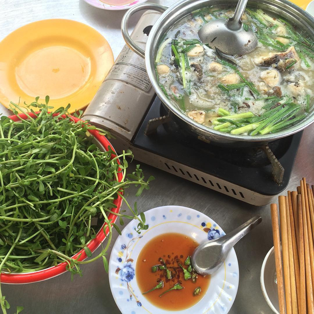 Cháo cá lóc rau đắng là món ăn quen thuộc ở miền Tây. Cháo có vị ngon ngọt đậm đà của thịt cá lóc, nấm rơm, lại kết hợp cùng vị nhân nhẫn, đăng đắng của rau đắng, đem lại hương vị dân dã mà hấp dẫn. Ngoài phục vụ riêng từng tô cháo cho từng người ăn, cách phục vụ cháo cá lóc rau đắng như kiểu món lẩu cũng rất phổ biến, để nhiều người cùng quây quần và thưởng thức. Ảnh: Blackcoffee149.