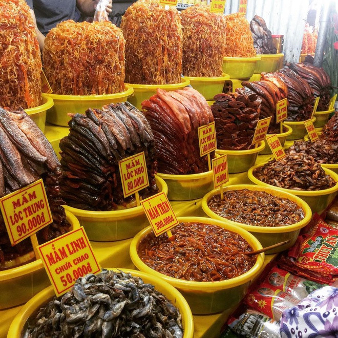 br/> Mắm cá lóc, hay gọi tắt là mắm lóc, là đặc sản miền Tây nổi tiếng, được nhiều người ưa chuộng. Người ta có các cách gọi khác nhau để phân biệt, dựa vào cách sơ chế cá để muối mắm hoặc kích cỡ cá, như mắm lóc khúc, mắm lóc fillet, mắm lóc xay, mắm lóc nhỏ, mắm lóc trung, mắm lóc lớn, mắm lóc xồ... Ảnh: Toni_ng20.