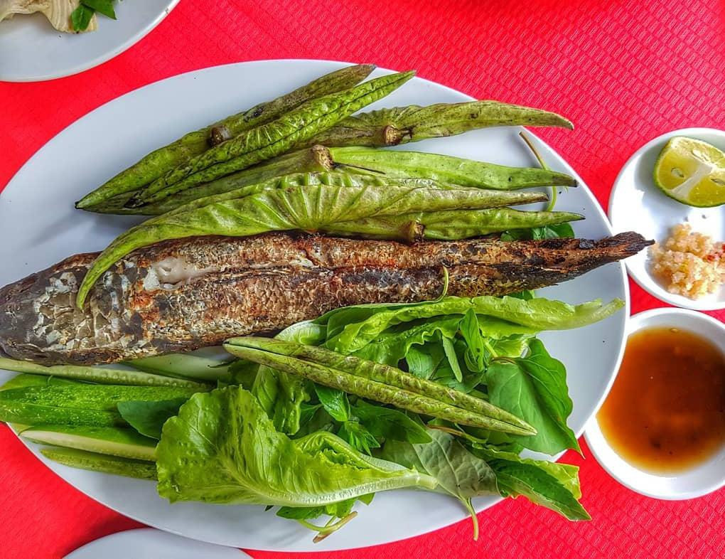 Ở miền Tây, cá lóc nướng có thể cuốn lá sen non lạ miệng, thay vì cuốn bánh tráng như thường thấy. Lá sen non tươi xanh, có mép lá còn cuốn chặt, dài chừng gang tay, được cắt đến sát cuống. Khi ăn, thực khách chỉ cần gỡ nhẹ từng miếng thịt cá trắng nõn, cho vào lá sen non mở ra rộng bản, cuốn lại, chấm mắm me là có thể thưởng thức ngay. Ảnh: Hainguyen1886.