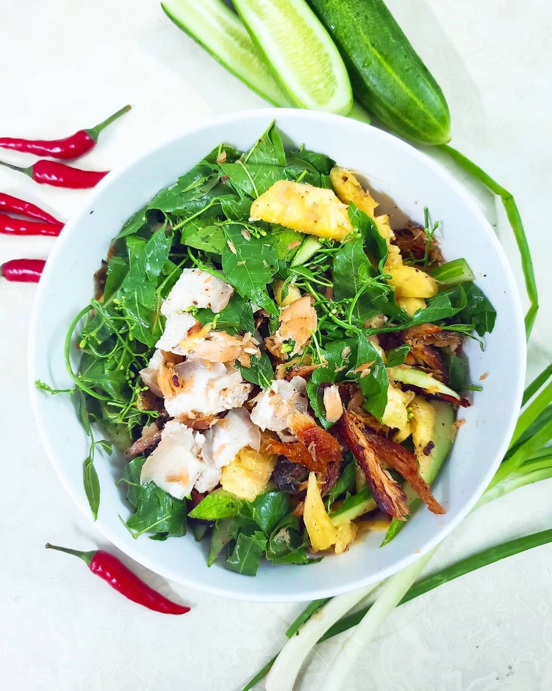 Ở miền Tây, khô cá lóc có thể sử dụng để trộn gỏi cùng lá non, hoa sầu đâu. Với một số người, vị đăng đắng, chan chát ban đầu của sầu đâu có thể khó thưởng thức, song nếu nhai thật kỹ, sẽ cảm thấy hậu vị ngọt thanh, rất hấp dẫn. Gỏi sầu đâu ngoài sầu đâu, khô cá lóc, còn có thêm ba rọi luộc, dưa leo, cà chua... tùy người chế biến. Ảnh: Hutaxuta.foodie.