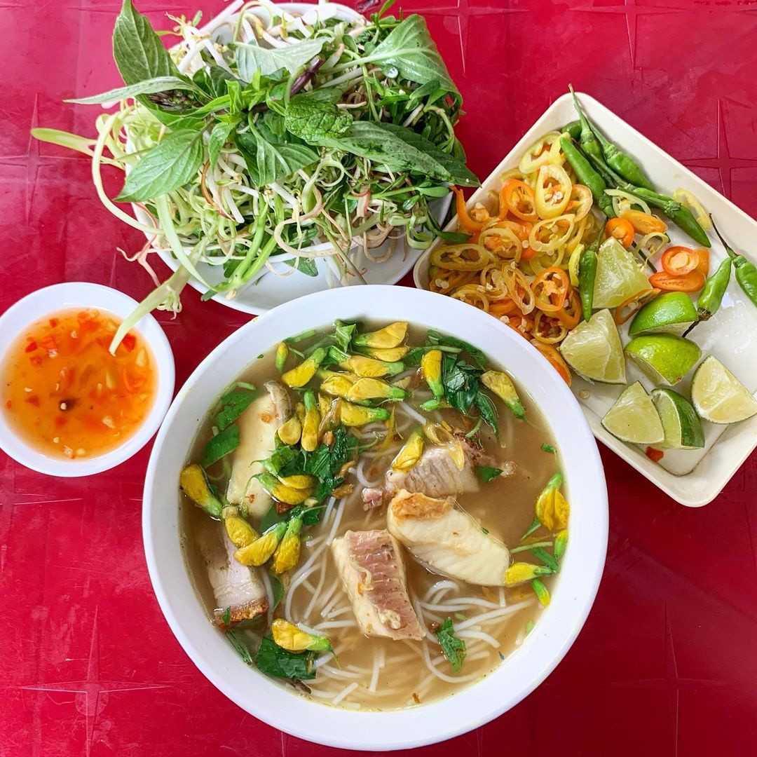 Bún cá Châu Đốc, bún cá Long Xuyên là món ăn nổi tiếng ở An Giang. Tô bún có nước dùng đậm đà, nhất là không thể thiếu những miếng nạc cá lóc đồng vàng màu nghệ. Nếu thích, thực khách có thể kêu thêm đầu cá lóc, heo quay, trứng vịt lộn để thưởng thức cùng. Ảnh: Vietlifetj.