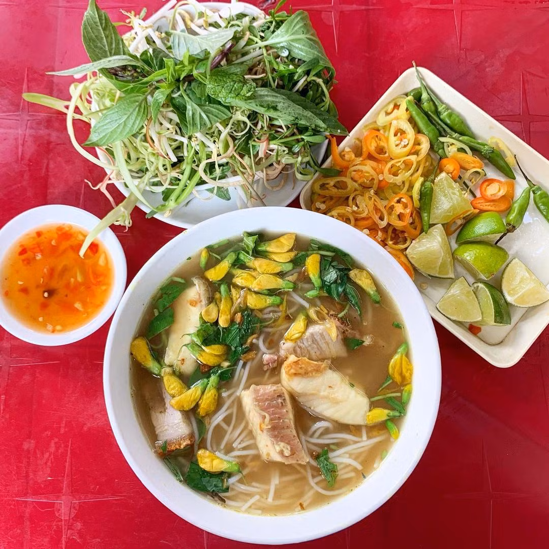 Bún cá Châu Đốc, bún cá Long Xuyên là món ăn nổi tiếng ở An Giang. Tô bún có nước dùng đậm đà, nhất là không thể thiếu những miếng nạc cá lóc đồng vàng màu nghệ. Nếu thích, thực khách có thể kêu thêm đầu cá lóc, heo quay, trứng vịt lộn để thưởng thức cùng. Ảnh: Vietlifetj.