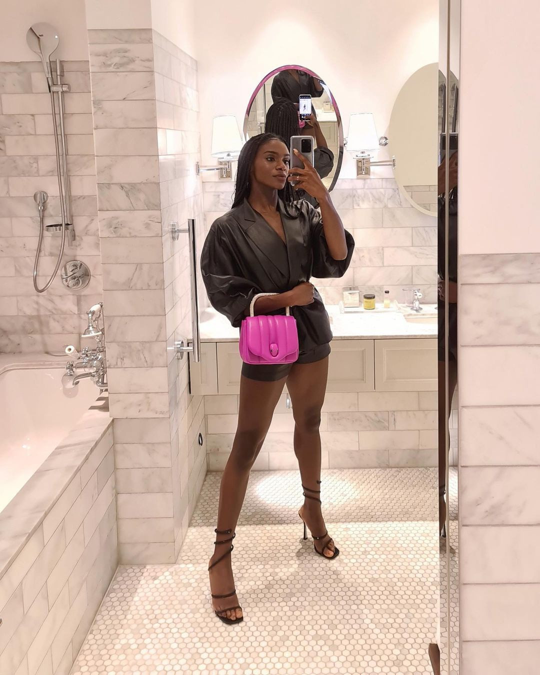 7 van dong vien Olympic Tokyo mac sanh dieu nhat-Hinh-40