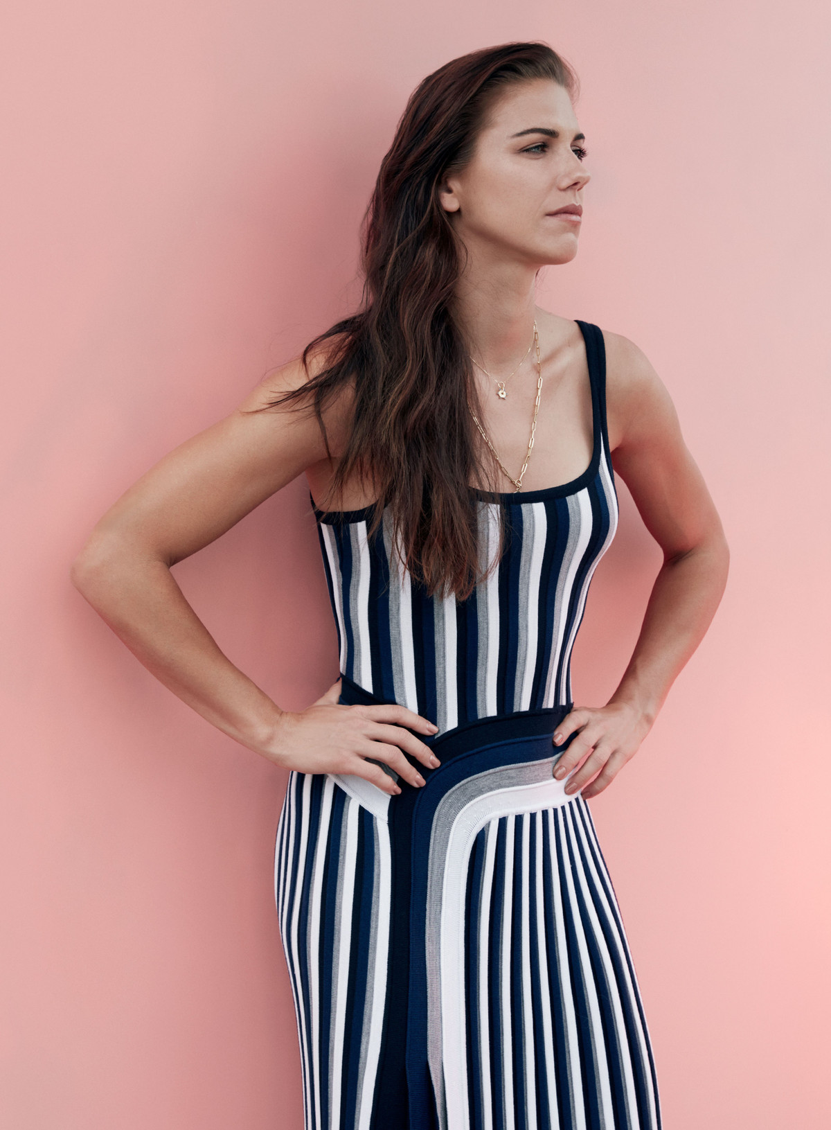 7 van dong vien Olympic Tokyo mac sanh dieu nhat-Hinh-24