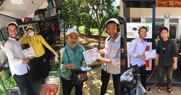 Lần đầu nhận giấy khen, nam sinh hành động khiến cô giáo thót tim Lan dau nhan giay khen, nam sinh hanh dong khien co giao thot tim