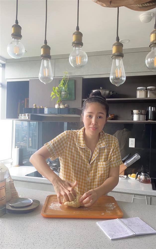 Le Phuong bi xoc xiem “suot ngay an ngon” mua dich