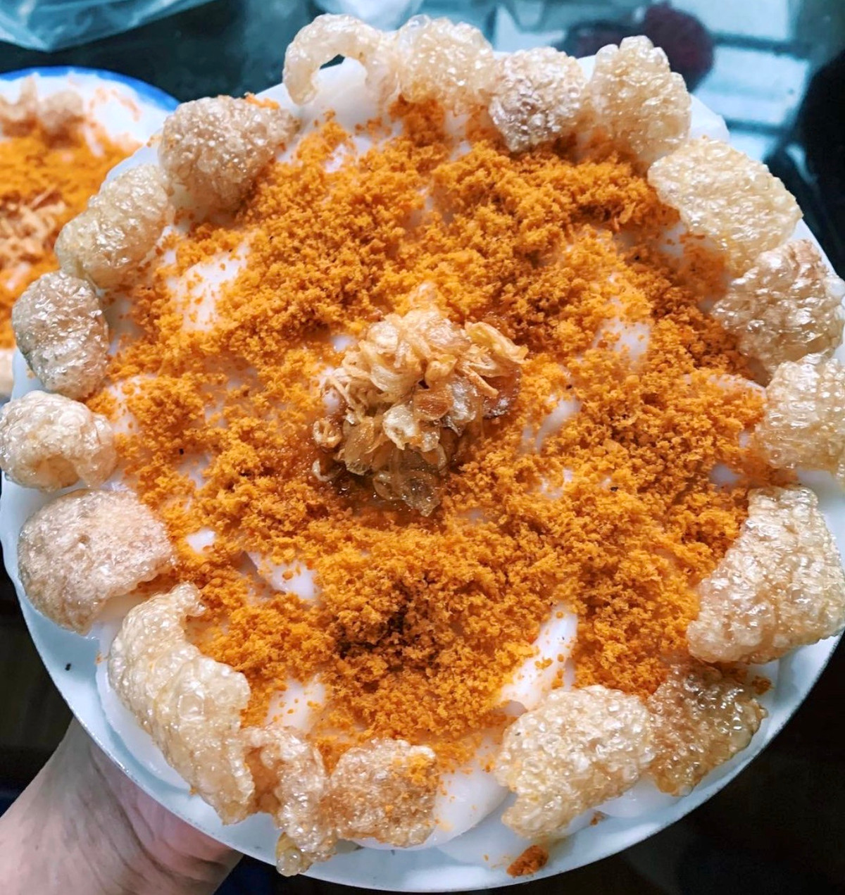 Một đĩa với những chiếc bánh hình tròn, màu trắng muốt xếp chồng lớp, sát nhau như lá bèo trên mặt sông là nét đặc trưng của món bánh bèo tại Quảng Bình. Bề mặt có phần tôm chấy rải đều và vài miếng tóp mỡ giòn rụm. Bên cạnh đó là hai bát nước mắm pha loãng, một bát không ớt và một bát có ớt tùy khẩu vị khách chọn lựa. Ảnh: Nnguyen.1192.