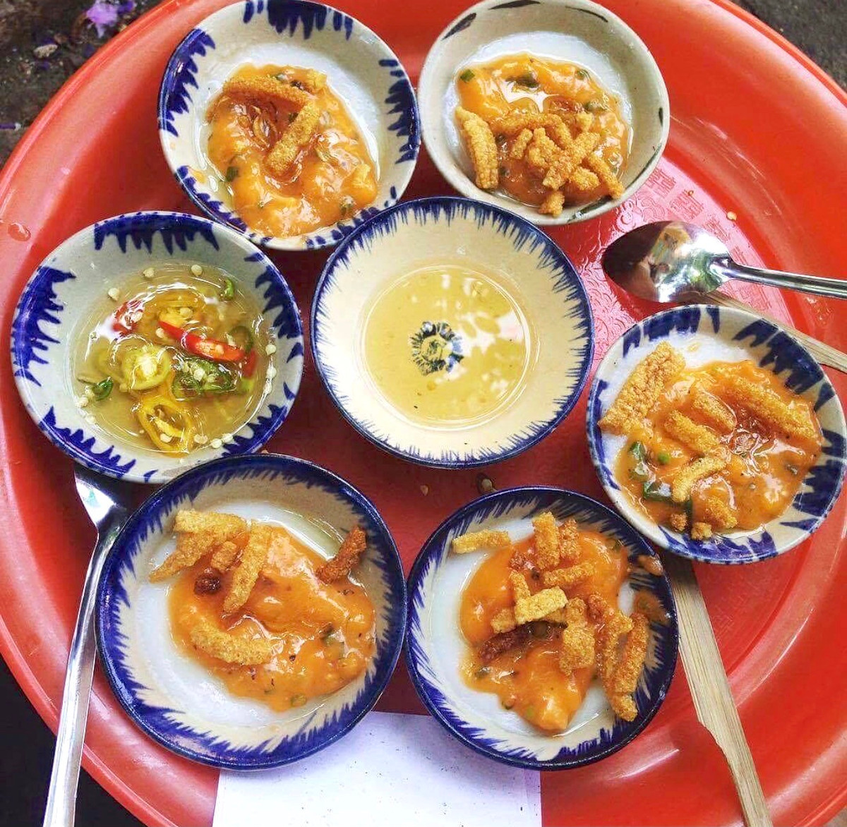 Bánh bèo Quảng Nam cũng được đựng trong những chén nhỏ như ở xứ Huế. Tuy nhiên, lớp bột thoảng hương lá dứa, được đổ dày hơn giúp thực khách no lâu. Bánh chín khéo là bánh có xoáy ở giữa để đổ sốt tôm lên trên. Phần tôm được nấu thành sốt đặc với bột năng, có mùi tỏi băm đặc trưng. Khi ăn, thực khách chan thêm nước mắm nguyên chất dầm tỏi, ớt xanh. Ảnh: Huogi_i.