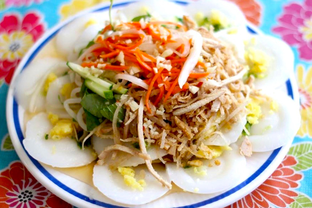 Bánh bèo bì Bình Dương có thành phần chủ đạo là bì làm từ da heo, nạc heo thái sợi nhuyễn, trộn thính, tỏi... Món ăn bùi, béo nhờ lớp đậu xanh tán nhuyễn và mỡ hành phết lên mặt bánh. Bánh bèo bì dùng chung với nước mắm pha chua ngọt, có cà rốt, củ cải trắng thái sợi. Ảnh: Cuppo_nguyen.