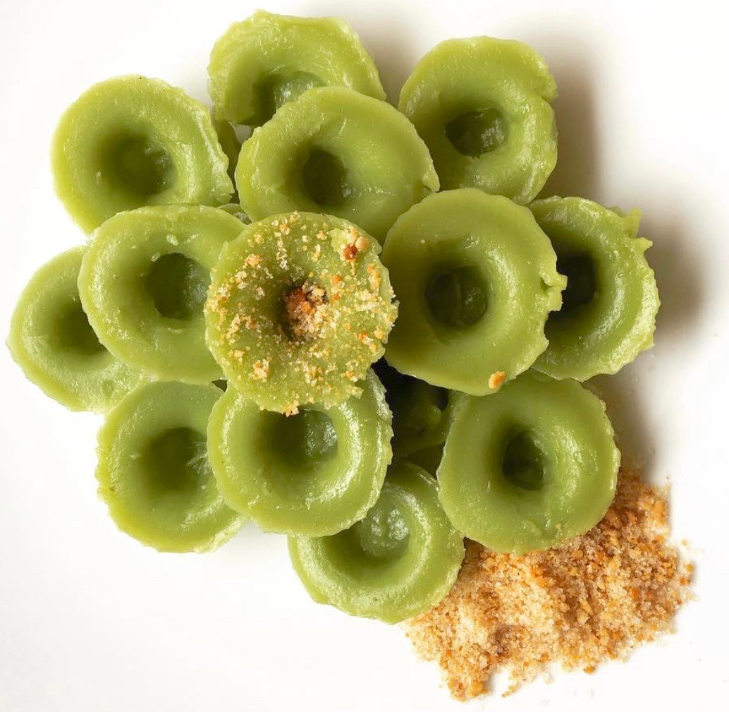 Bánh bèo lá dứa là một loại bánh ngọt. Khi ăn, người bán cho thêm nhân đậu xanh, chan nước cốt dừa và rắc mè rang. Hương vị ngọt dịu, béo ngậy, bùi thơm hài hòa. Bánh cũng có thể chấm trực tiếp với muối mè. Ảnh: Doanvatcoba.