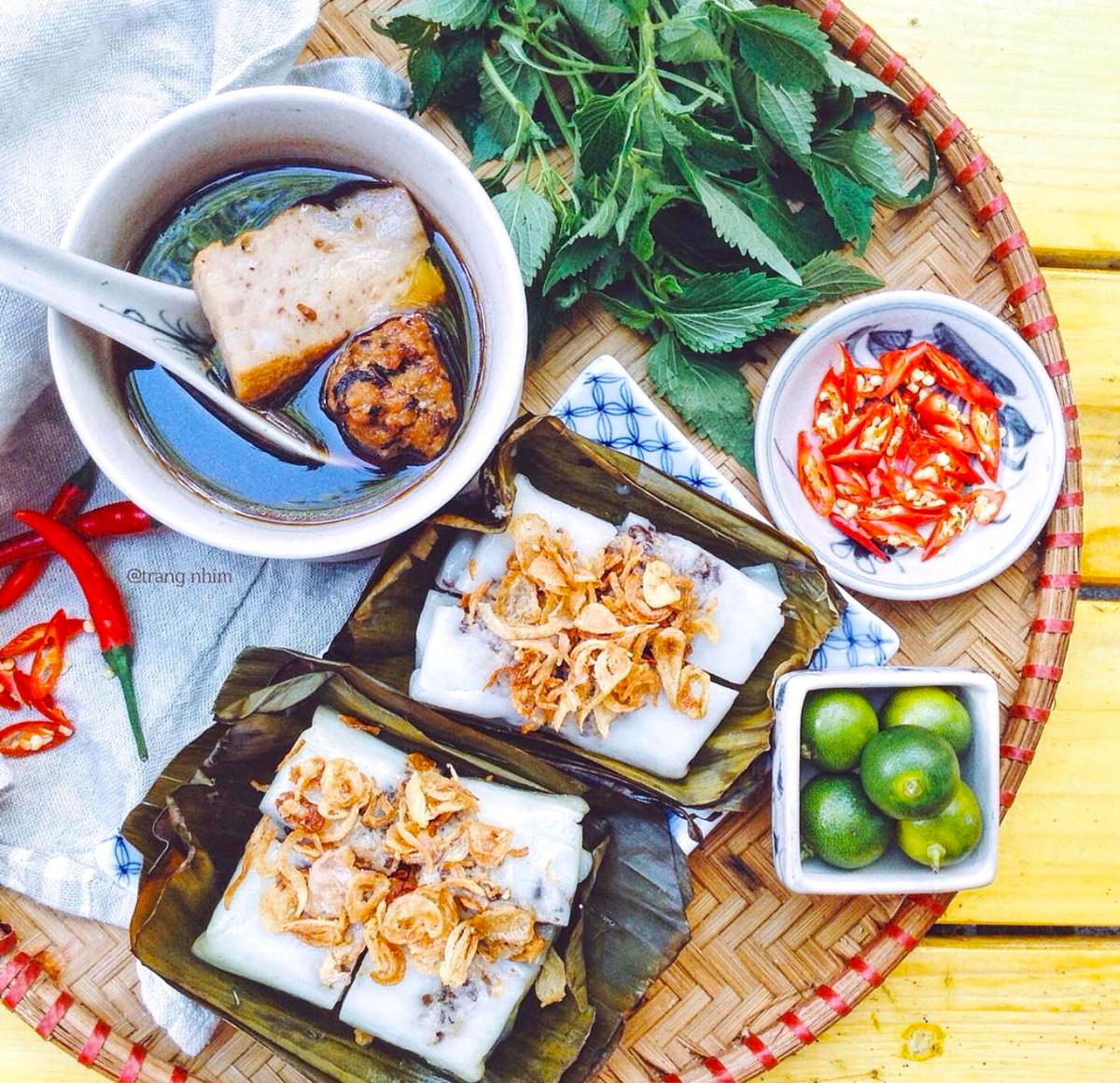 Bánh bèo ở đất Cảng có vị mềm tan, thoảng hương lá chuối. Nhân gồm hành phi, thịt lợn, mộc nhĩ. Nước chấm được chế biến từ nước hầm xương đậm đà, thêm hành hoa, ớt và rắc hạt tiêu thơm lừng. Đặc biệt, người ta thả vào bát nước chấm miếng chả quế hoặc chả thịt băm để ăn kèm. Ảnh: Trangnhimtron.