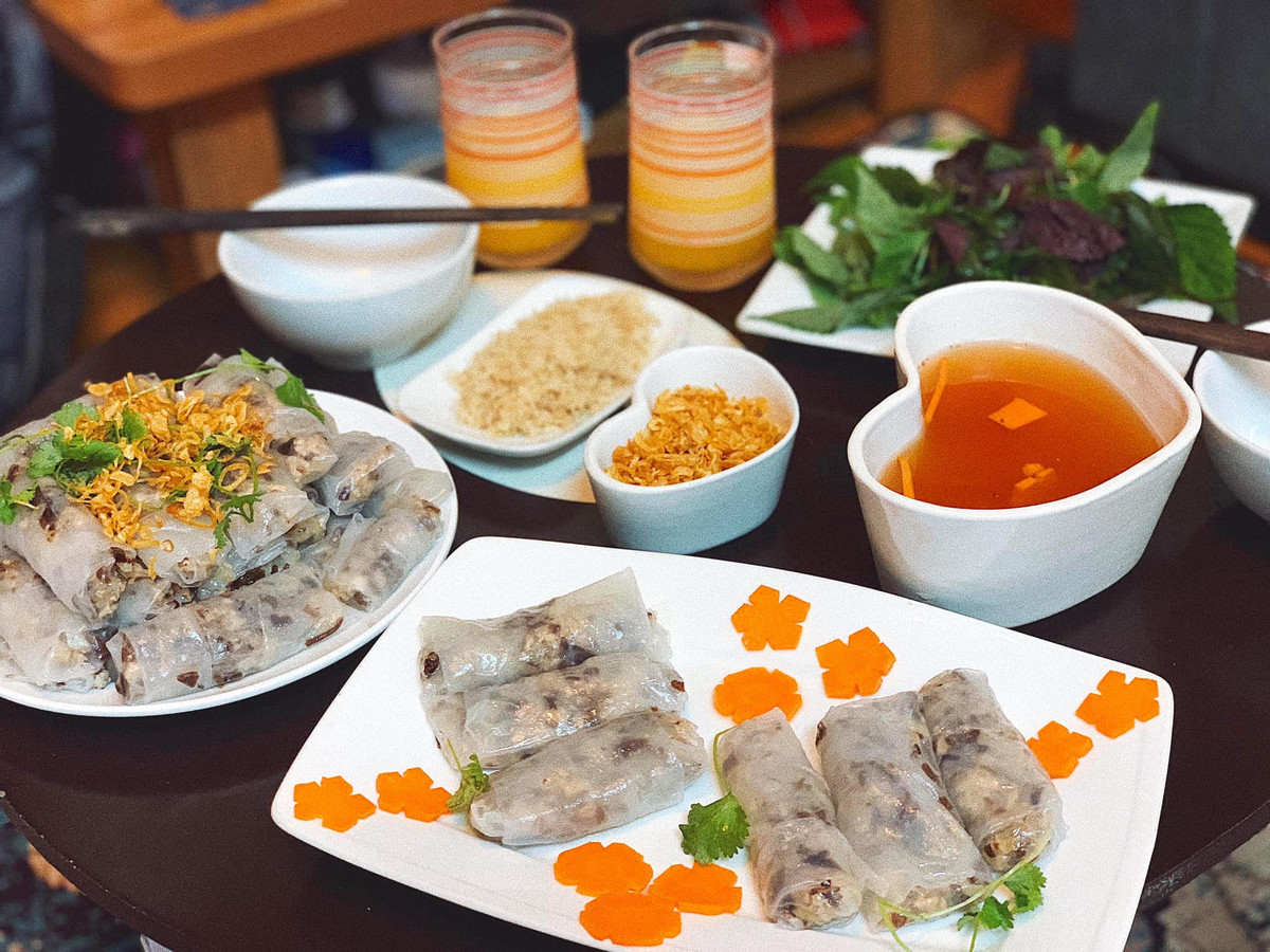  Bánh cuốn làm từ bánh tráng là một trong những món ngon thu hút hội yêu nấu nướng trổ tài. Bánh tráng khô được ngâm nước có pha chút dầu ăn để chống dính. Phần nhân gồm thịt nạc băm, mộc nhĩ, hành tây, hành lá được cuộn bên trong rồi đem hấp. Hỗn hợp nước mắm, đường, hạt tiêu, chanh, giấm gạo, ớt tươi là linh hồn của món bánh cuốn. Ảnh: Mộc Quế Anh.