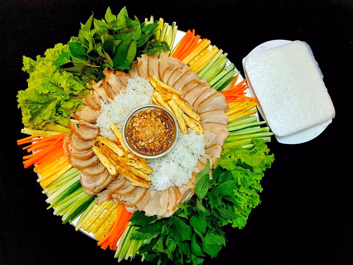  Bánh tráng cuốn thịt heo chấm mắm nêm phù hợp cho gia đình bạn đổi vị trong khoảng thời gian giãn cách xã hội. Mâm nguyên liệu đầy sắc màu gồm rau sống, dưa leo, cà rốt, thơm, trứng rán cuộn thái sợi, đều dễ chuẩn bị. Ảnh: Bếp Bố Khá.