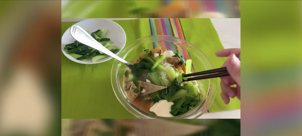 Trước khi đi sinh, nữ ca sĩ cũng ăn nhẹ và vẫn là đồ chay. Vì theo dặn dò phải để bụng trống trước 8 tiếng nên cô ăn từ rất sớm, đến chiều lại đói nên phải có bước truyền chất trước khi thực hiện ca mổ.