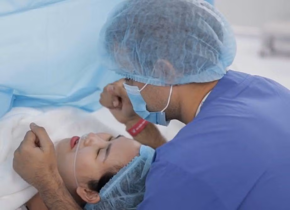 Hình ảnh nữ ca sĩ Võ Hạ Trâm trong quá trình sinh con. Chồng vào phòng mổ động viên vợ vượt cạn.