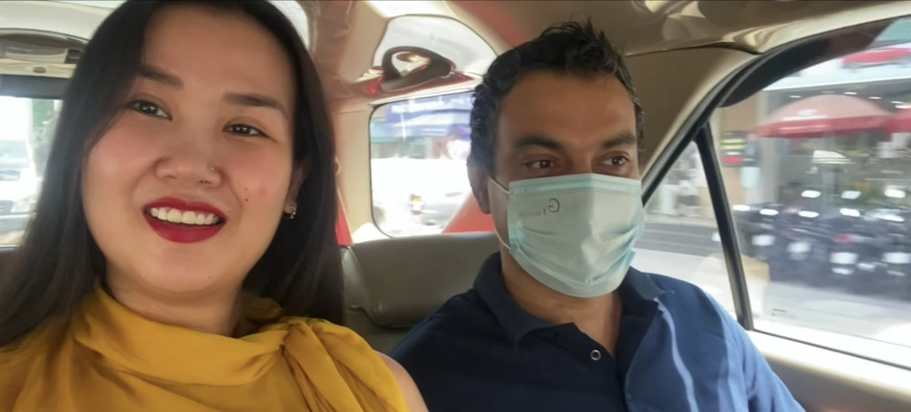 Hai vợ chồng ca sĩ Võ Hạ Trâm chọn một bệnh viện quốc tế khá nổi tiếng, chi phí đắt đỏ và căn phòng rộng nhất có đầy đủ tiện nghi, rộng rãi, hiện đại. Ông xã ở cạnh vợ trong cả hành trình.