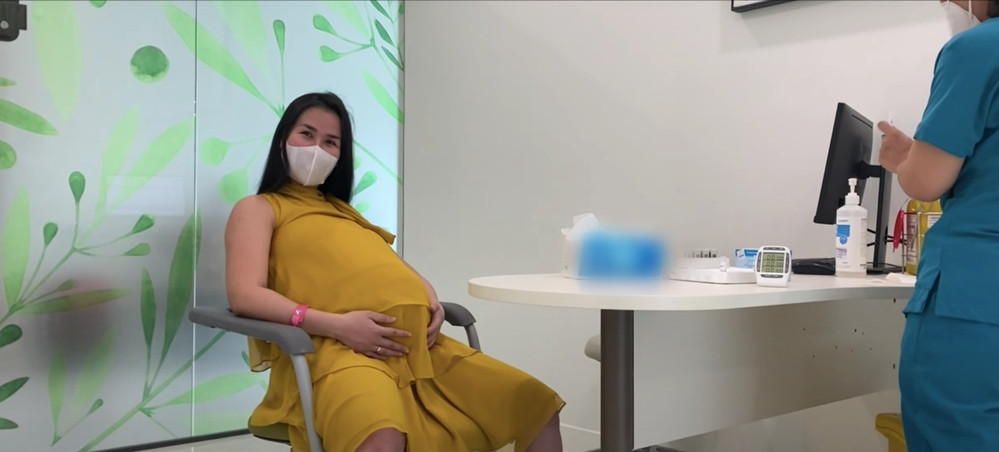 Như lời chia sẻ, cô tăng 14.5kg trong suốt thời gian thai kì, cân nặng lúc đi sinh nằm ở 64.5kg.