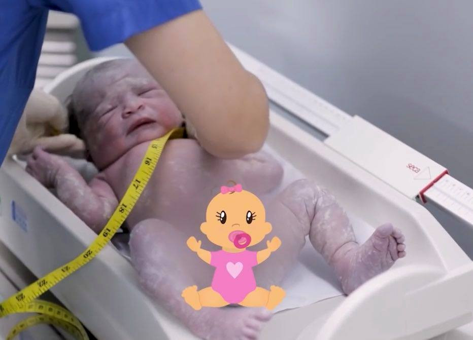 Con của ca sĩ Võ Hạ Trâm được đặt tên ở nhà là Moon. Trong ảnh là khoảnh khắc con chào đời.