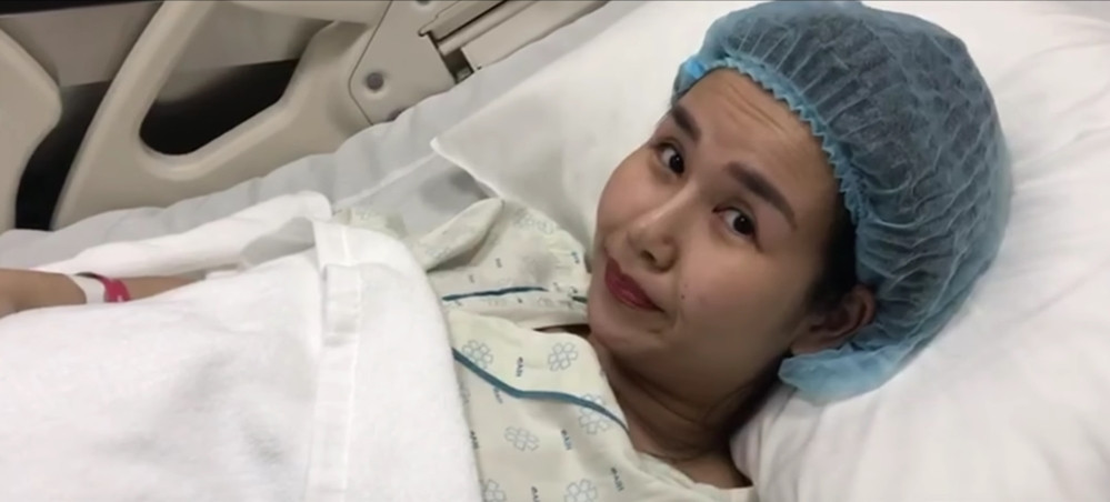 Nữ ca sĩ cho biết mình khá hồi hộp khi nằm trên chiếc giường và có nhiều người kéo đi như thế. Quá trình sinh mổ diễn ra nhanh chóng, chỉ khoảng 15 phút và cô nghe được tiếng khóc đầu đời của con. Cô nằm ở phòng hồi sức 2 tiếng để làm những khâu tiếp theo.