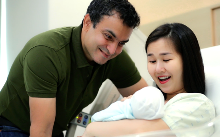 Tuy nhiên, nữ ca sĩ cũng chia sẻ, sau khi sinh cô bị ói liên tục, ra dịch màu xanh và khi nào cũng cảm thấy chóng mặt. Nhưng cô vẫn cố gắng cho con bú sữa non.