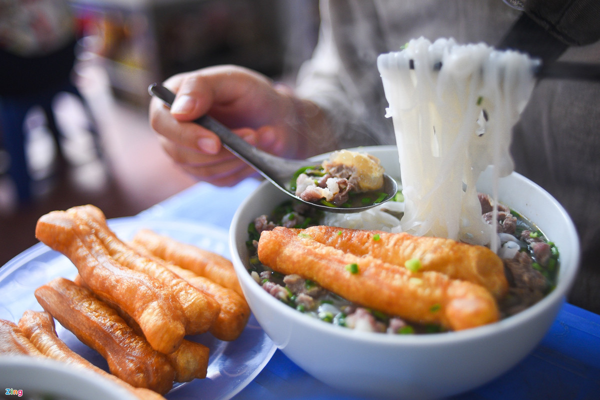  Phở: Được mệnh danh là một trong những món ăn phải thử một lần trong đời, phở đã trở thành một nét đặc trưng trong ẩm thực Hà thành. Thật tuyệt khi được ăn một gắp phở mềm mượt, cùng thịt ngọt thơm và nước dùng nóng hổi trong không khí mát mẻ của buổi sáng. Thực khách có nhiều loại phở để lựa chọn theo sở thích như phở bò, phở gà, phở sốt vang... Ảnh: Duy Hiệu.