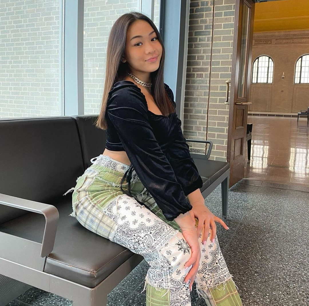 Gu phối đồ đặc trưng của cô chính là lựa chọn một món đồ tông màu trung tính đi kèm thiết kế có họa tiết nổi bật để tránh hình ảnh rườm rà, rối mắt. Nữ vận động viên thường phối cùng phụ kiện xích to bản để tăng thêm vẻ cá tính cho bộ trang phục.