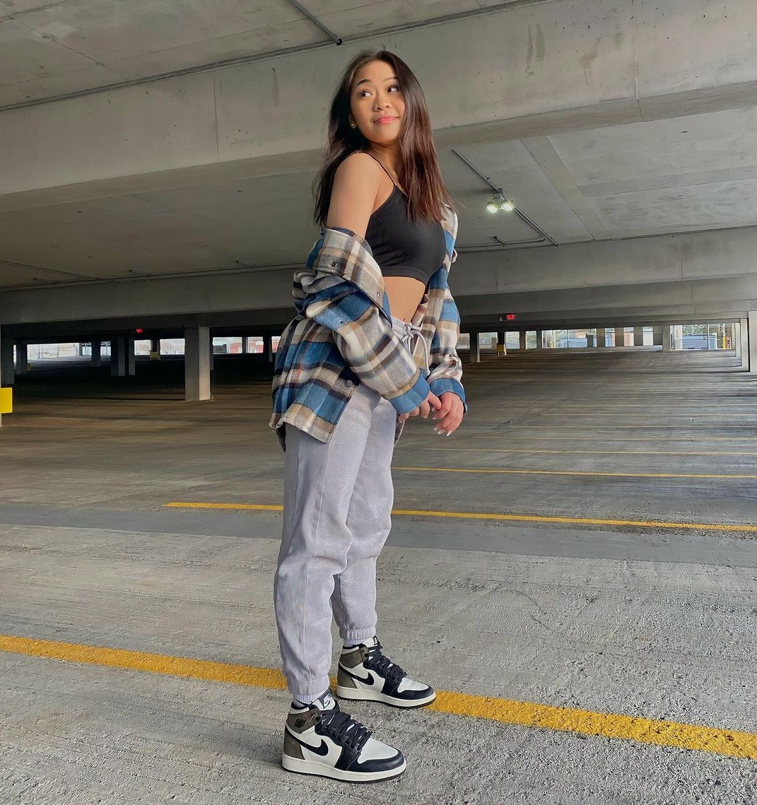 Nếu không diện crop top dài tay, Sunisa Lee sẽ kết hợp cùng áo khoác nam tính. Cô luôn lựa chọn phụ kiện có sự đồng điệu màu sắc với họa tiết trên trang phục.