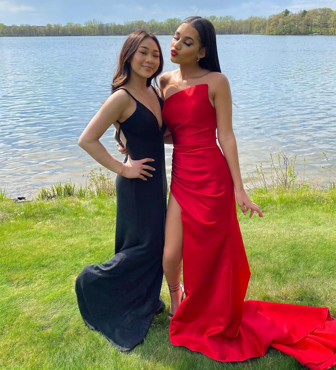 Ngoài ra, cô cũng ưa chuộng dáng váy dài với đường xẻ ngực sâu. Phụ kiện thường tiết chế với một món trên tổng thể như khuyên tai hay vòng cổ. Sunisa bắt đầu đến với bộ môn thể dục dụng cụ từ năm 6 tuổi. Năm 2018, nữ vận động viên giành huy chương vàng tại giải Pacific Rim Gymnastics Championships.