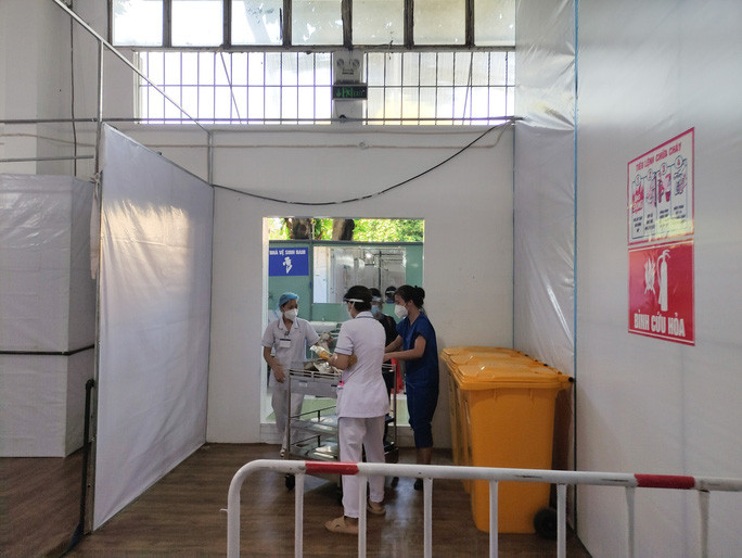 Không khí khẩn trương diễn ra khắp nơi tại bệnh viện.