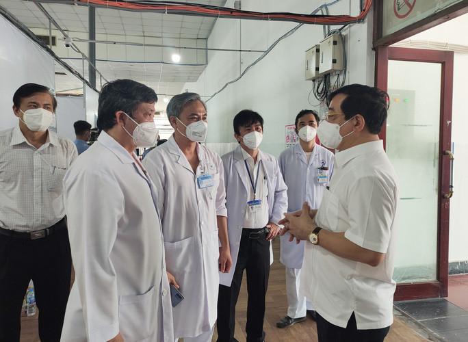 PGS.TS.BS Lương Ngọc Khuê, Cục trưởng Cục Quản lý khám chữa bệnh, đang trao đổi với các lãnh đạo Bệnh viện Thống Nhất đang hiện diện tại bệnh viện dã chiến để triển khai các công việc.