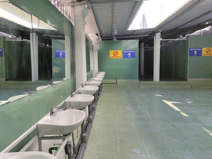 Nhà vệ sinh sạch sẽ với hệ thống đèn UV khử khuẩn.