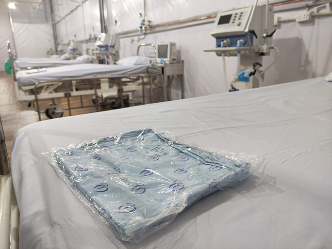 Những bộ pyjama sạch sẽ đã được chuẩn bị sẵn sàng cho bệnh nhân. Tầng 1 dành cho bệnh nhân nhẹ gồm 300 giường, tầng 2 là 650 giường, tầng 3 dành cho bệnh nhân nặng nhất có 50 giường, tổng số giường là 1.000. Nhân sự bệnh viện chủ yếu được huy động từ lực lượng y tế tư nhân, các bác sĩ đã nghỉ hưu có sức khỏe tốt trên địa bàn và các tình nguyện viên.