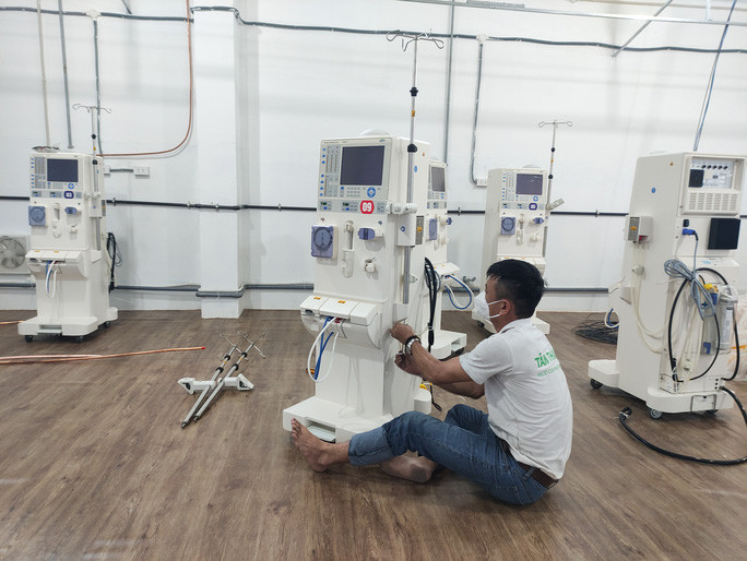 Các kỹ thuật viên đang lắp đặt máy lọc máu, thiết bị sẽ cứu được nhiều bệnh nhân nguy kịch.