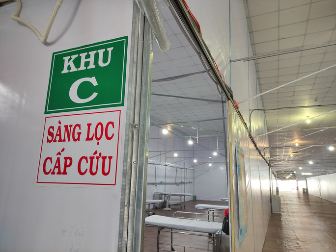 Khu vực sàng lọc ngay lối vào bệnh viện. Là bệnh viện "đa tầng" nên Bệnh viện Dã chiến điều trị bệnh nhân COVID-19 đa tầng Quận Tân Bình sẽ điều trị cả bệnh nhân COVID-19 nhẹ, vừa và nặng, với mô hình "tháp 3 tầng" thu nhỏ tương tự tháp điều trị 3 tầng của Bộ Y tế.